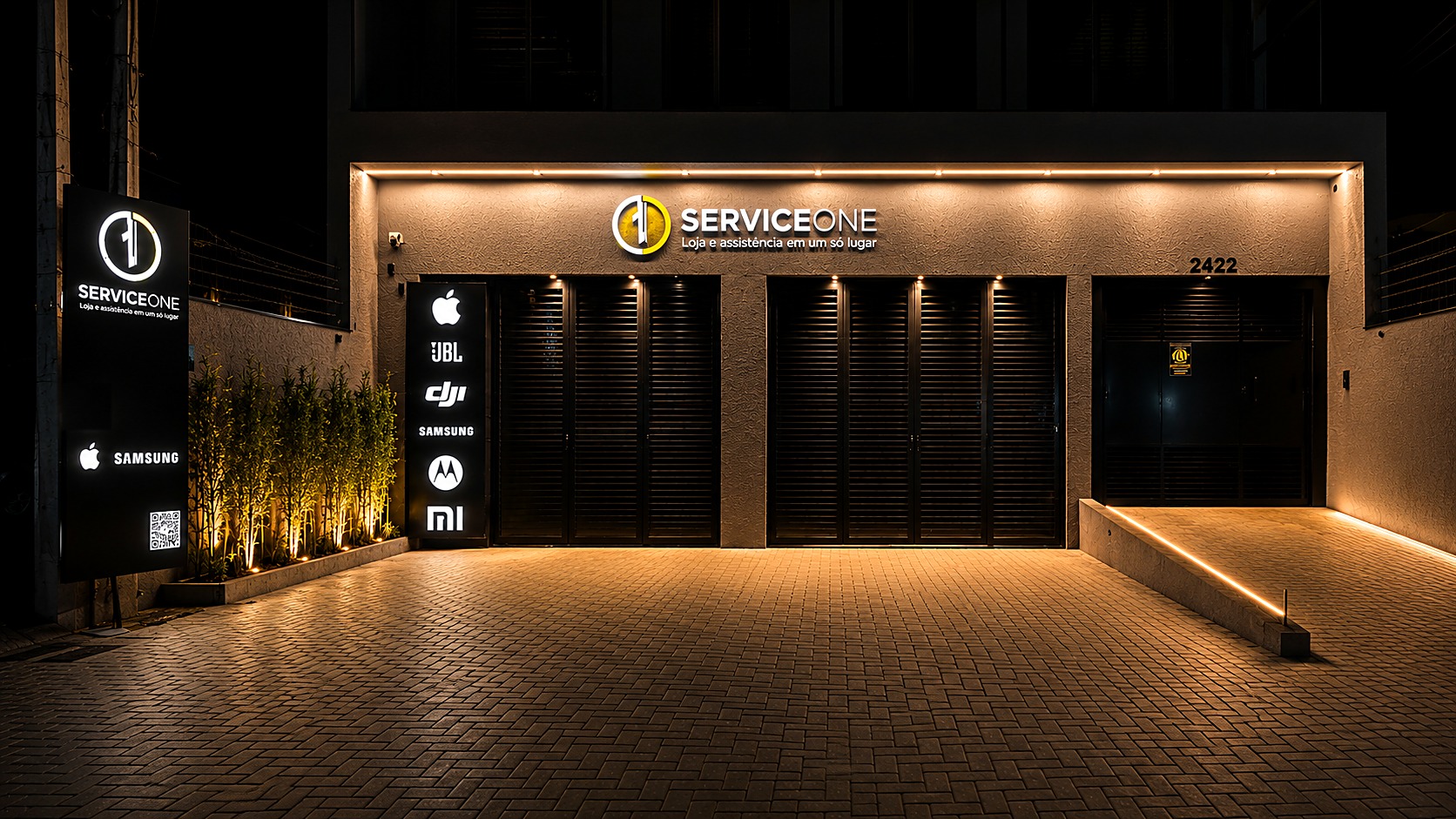 Fachada da Service One iluminada à noite
