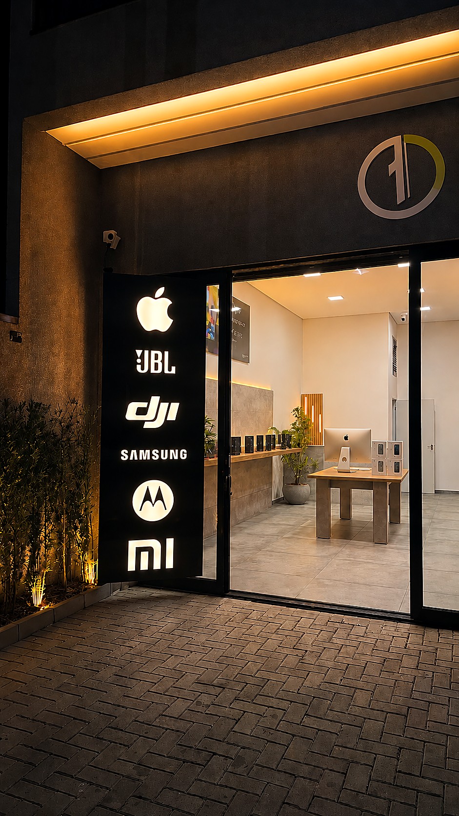 Entrada da loja Service One com as marcas Apple, JBL, DJI, Samsung, Motorola e Xiaomi